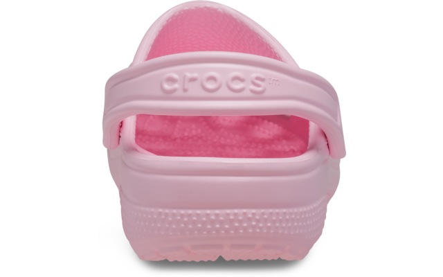 Rosa Clog von hinten mit hochgestelltem Fersenriemen, geprägtem "crocs"-Schriftzug, strukturierter Innensohle und geriffelter Sohle
