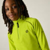 Persoon met gevlochten haar draagt een neongeel-groen shirt met lange mouwen en korte rits, klein logo op de borst, tekst op de mouw, lichte effen achtergrond