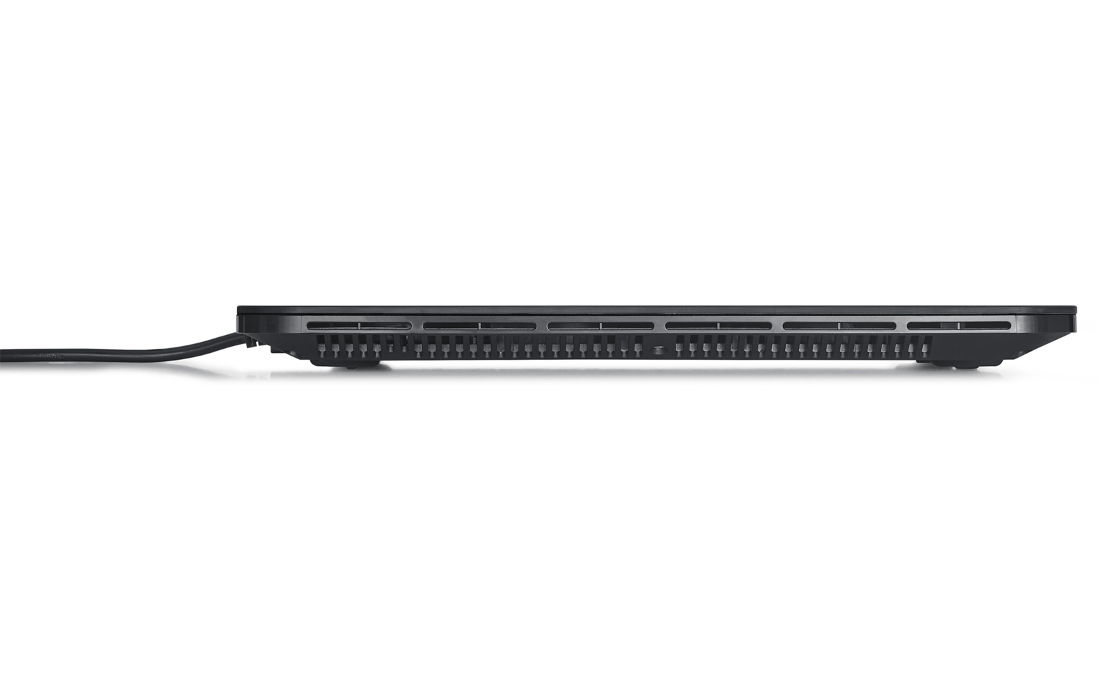 Zijaanzicht van een gesloten zilverkleurige laptop met ventilatiesleuven en een zwarte kabel die in een aansluiting is gestoken