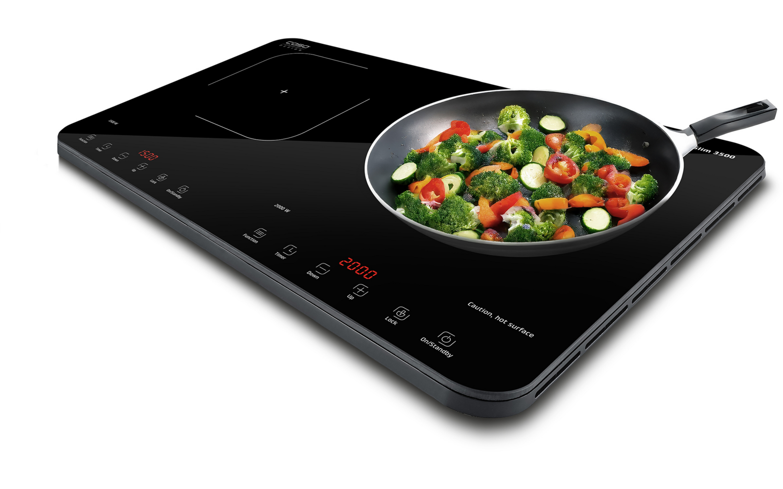 Zwart dubbel kookplaat met touchbediening en koekenpan met gemengde groenten (broccoli, cherrytomaatjes, champignons, wortelschijfjes)