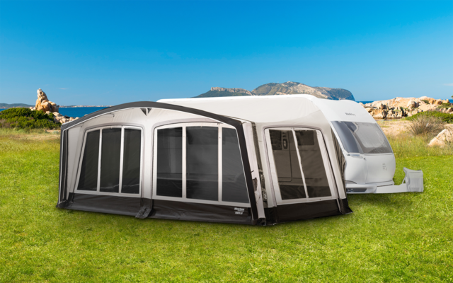 Weißer Wohnwagen mit angebautem grauem Vorzelt mit großen Fensterpaneelen, auf weißem Hintergrund