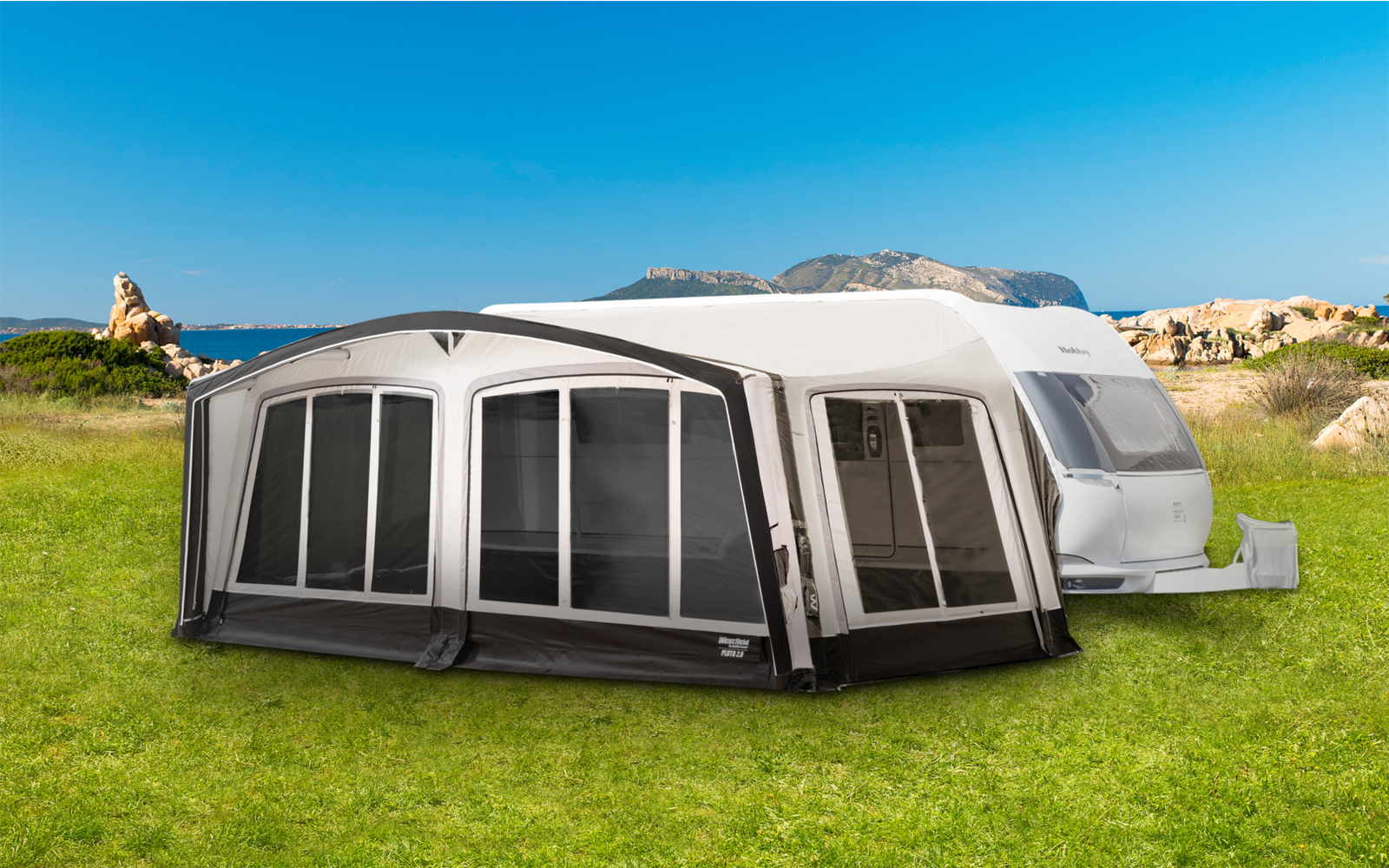 Weißer Wohnwagen mit angebautem grauem Vorzelt mit großen Fensterpaneelen, auf weißem Hintergrund