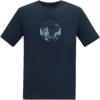 Donkerblauw T-shirt met korte mouwen en een rond lichtblauw borstmotief: getekende persoon met rugzak voor bergen, bomen en een beek, gecentreerd op de borst