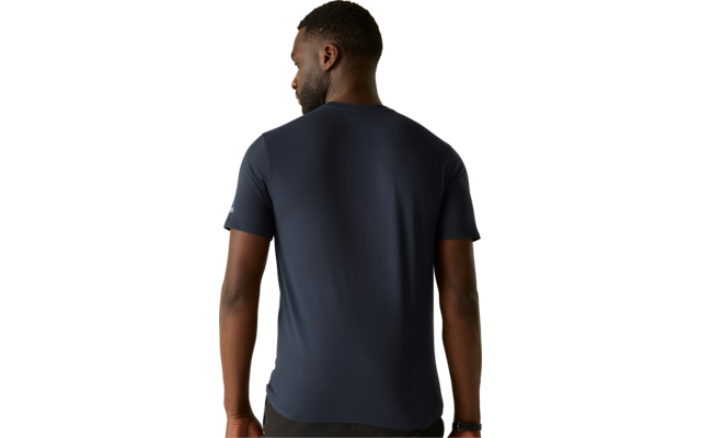Achteraanzicht van een persoon met kort haar die een donkerblauw T-shirt en een polshorloge draagt voor een lichtbeige achtergrond