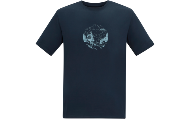 Donkerblauw T-shirt met korte mouwen en een rond lichtblauw borstmotief: getekende persoon met rugzak voor bergen, bomen en een beek, gecentreerd op de borst