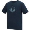 Donkerblauw T-shirt met een rond lichtblauw motief in het midden: bergen, persoon met rugzak, bomen en een meer
