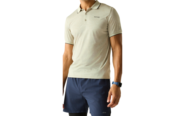 Männliche Person mit kurzem dunklem Haar, hellgrünes Poloshirt, dunkelblaue Shorts, Armbanduhr am linken Handgelenk, steht vor einfarbig hellem Hintergrund