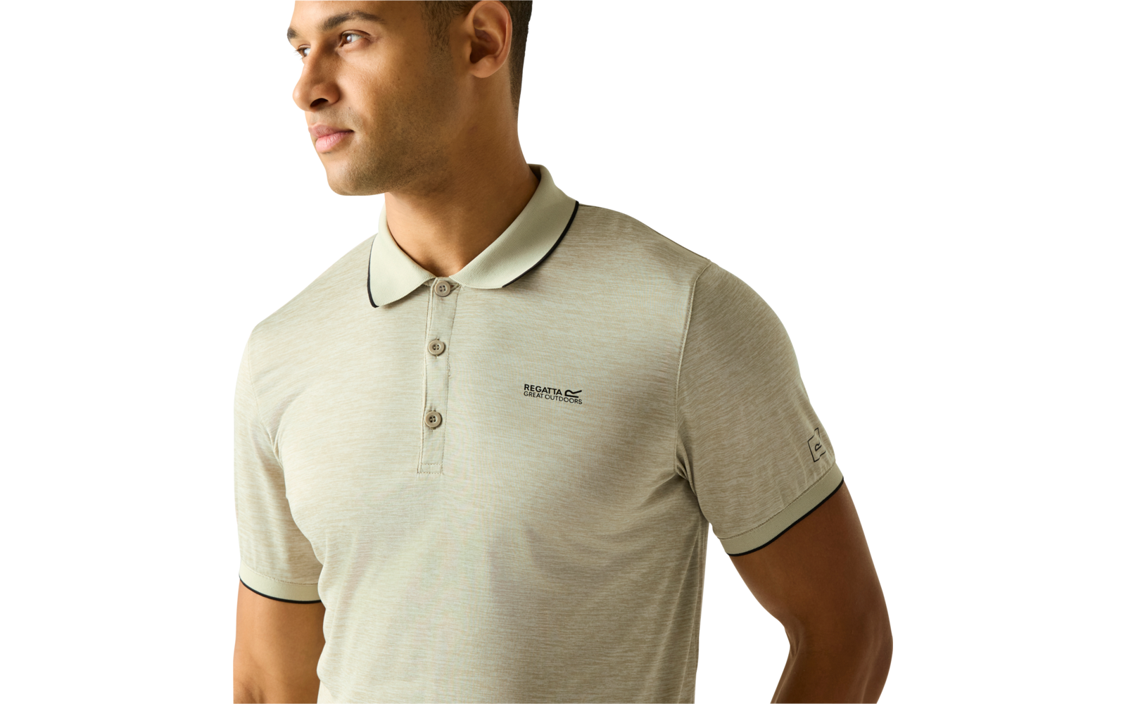 Oberkörper eines Mannes, Blick nach links, helles Polohemd mit drei Knöpfen und kleinem Brustlogo, heller einfarbiger Hintergrund