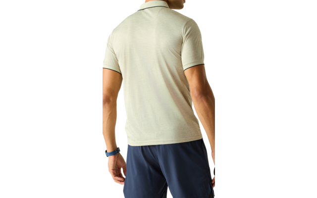 Person von hinten, trägt hellgrünes Poloshirt und dunkelblaue Shorts, steht vor hellem Hintergrund und blickt nach rechts