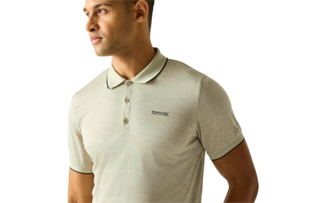 Oberkörper eines Mannes, Blick nach links, helles Polohemd mit drei Knöpfen und kleinem Brustlogo, heller einfarbiger Hintergrund