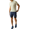 Mann in hellgrünem Poloshirt, dunkelblauen Shorts mit schwarzer Innenlage, blauen Laufschuhen und Armbanduhr, Blick nach links vor hellem Hintergrund