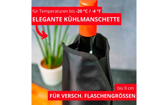 Manchon de refroidissement noir autour d'une bouteille foncée avec bouchon orange sur une table, plante en pot floue en arrière-plan, bandes rouges avec texte blanc