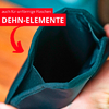 Main tenant une pochette en tissu verte à ouverture supérieure montrant un intérieur sombre ; bandeau rouge en haut à gauche avec le texte blanc 'auch für unförmige Flaschen' et 'DEHN-ELEMENTE' et une flèche rouge ; arrière-plan en bois flou