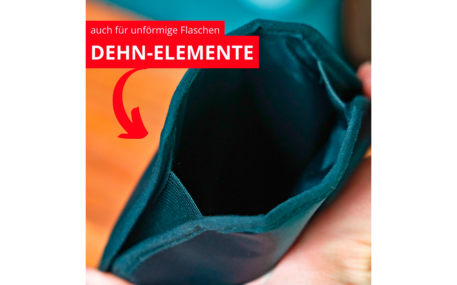 Main tenant une pochette en tissu verte à ouverture supérieure montrant un intérieur sombre ; bandeau rouge en haut à gauche avec le texte blanc 'auch für unförmige Flaschen' et 'DEHN-ELEMENTE' et une flèche rouge ; arrière-plan en bois flou