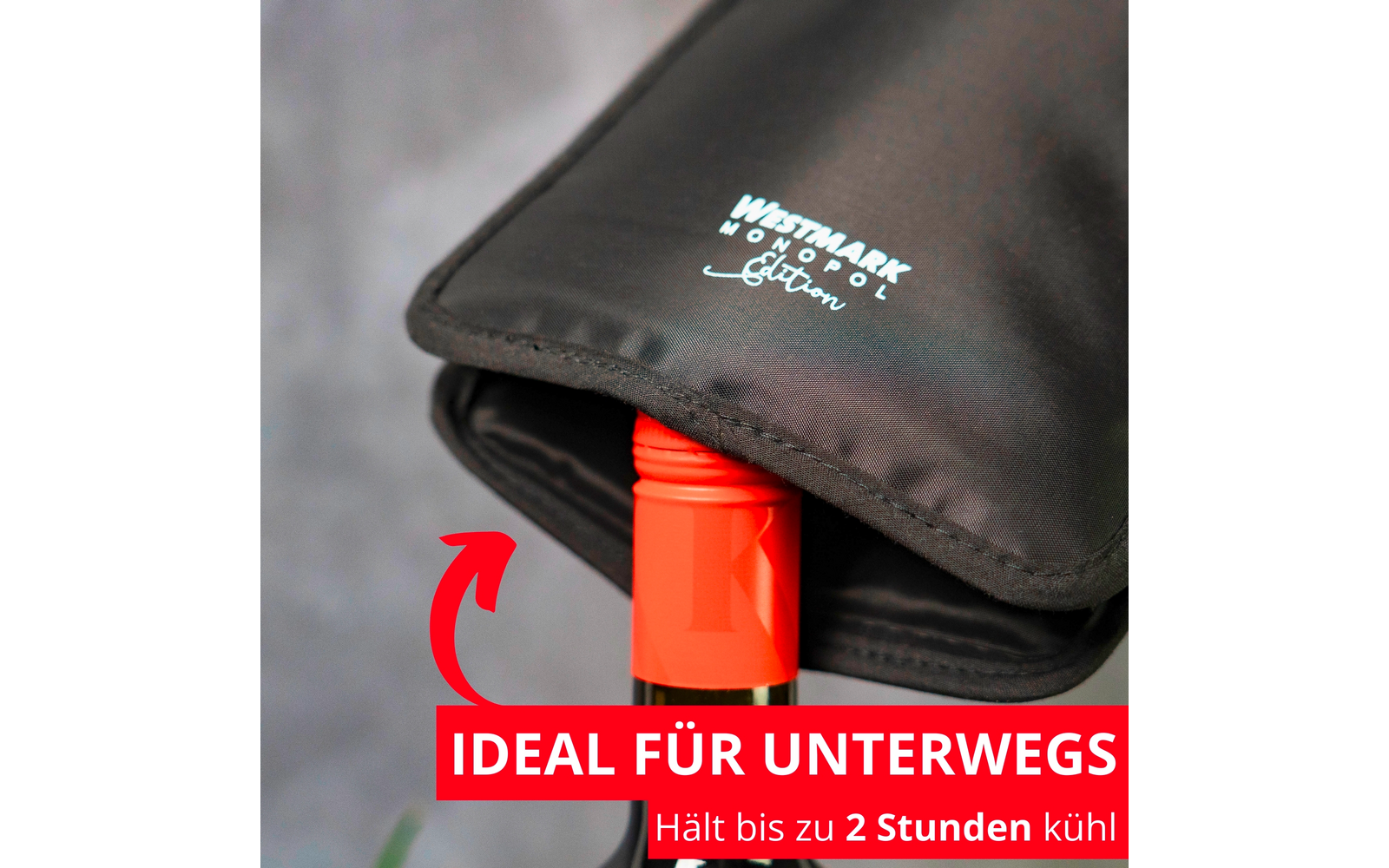 Housse noire avec logo blanc, bouchon de bouteille rouge dépasse ; flèche rouge et bandeau rouge avec texte blanc 'IDEAL FÜR UNTERWEGS' et petit texte noir 'Hält bis zu 2 Stunden kühl'