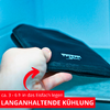 Main tenant une pochette de refroidissement noire avec texte blanc dans un compartiment de congélateur ; flèche rouge et bande rouge avec texte blanc visibles
