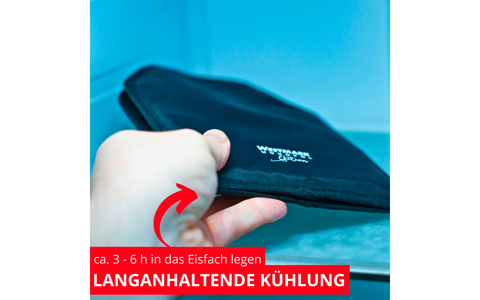 Main tenant une pochette de refroidissement noire avec texte blanc dans un compartiment de congélateur ; flèche rouge et bande rouge avec texte blanc visibles