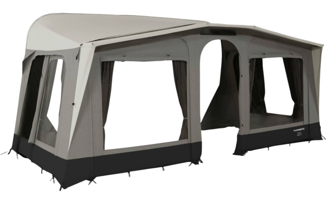 Beige-graues großes Zelt aus Stoff mit mehreren großen Fenstern, dunklen Vorhängen, offenem Durchgang in der Mitte, schwarzem Sockel und sichtbaren Abspannleinen und Heringen am Boden