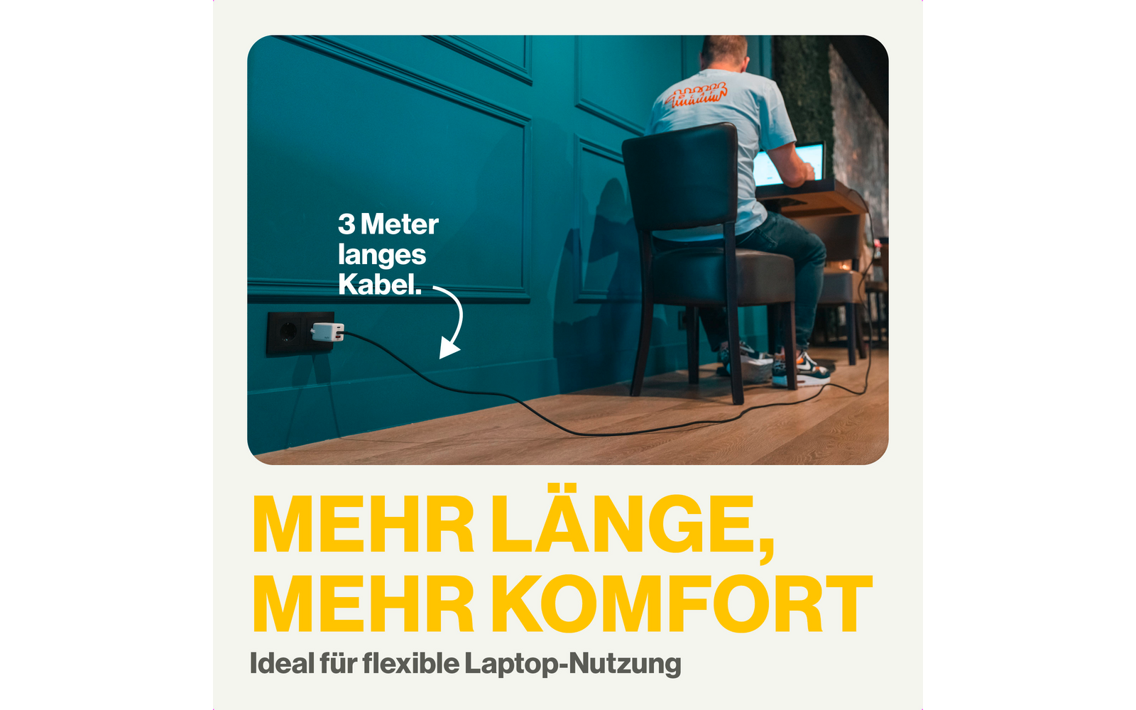 Werbefoto mit einem Mann, der auf einem Stuhl am Schreibtisch sitzt. Text: '3 Meter langes Kabel. Mehr Länge, mehr Komfort. Ideal für flexible Laptop-Nutzung.'