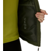 Mano tiene aperta una giacca verde oliva, fodera interna scura con pittogrammi di cura stampati, maglia verde visibile