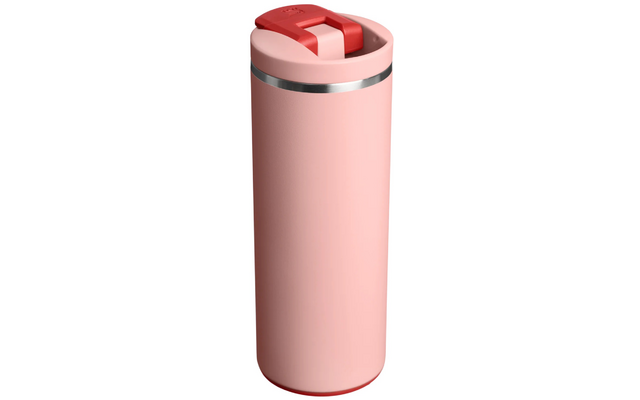 Rosa Trinkbecher mit rotem Klappdeckel, silbernem Ring nahe dem oberen Rand und rotem Boden