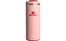 Rosa, zylindrischer Trinkbecher mit rosafarbenem Deckel, silbernem Metallring oben und rotem 'STANLEY'-Logo mit geflügeltem Löwen