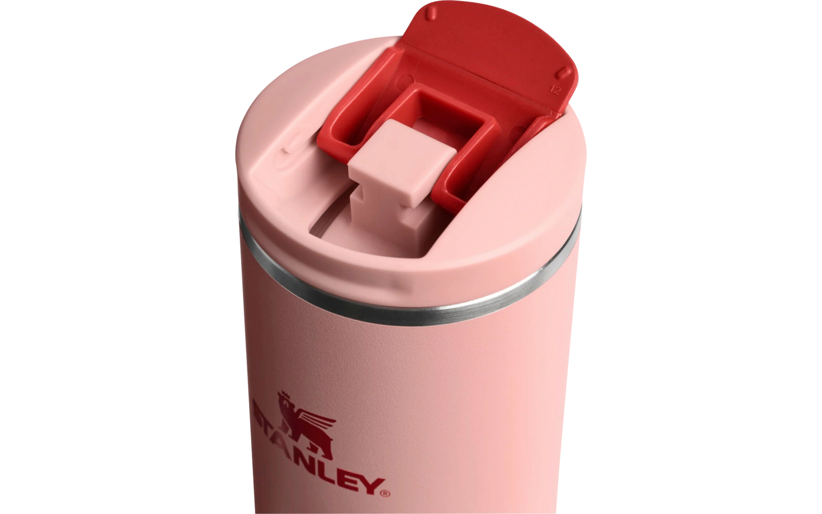 Rosa Trinkbecher mit pink-rotem Klappdeckel, Druckknopfverschluss, silbernem Rand und sichtbarem 'Stanley'-Logo