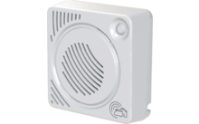 Weißes quadratisches Gerät mit runder Gitteröffnung, diagonalen Lüftungsschlitzen, kleinem runden Knopf oben rechts und Haus-Symbol unten rechts