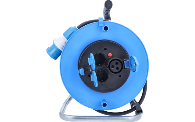 Blaue Kabeltrommel von vorn, schwarze Mittelplatte mit drei Steckdosen, zwei offene blaue Klappdeckel, rote Kontrollleuchte, schwarzes Kabel und Metallgestell