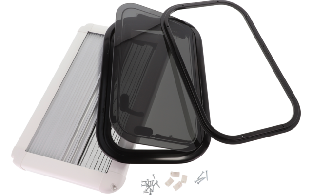 Weiße rechteckige Kunststoffabdeckung mit parallelen Lamellen, zwei schwarze rechteckige Rahmen, mehrere kleine Schrauben und Kunststoffteile