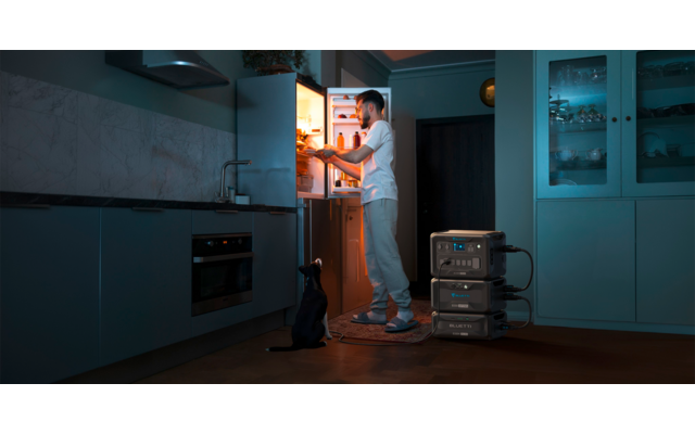 Personne debout dans une cuisine utilisant un smartphone