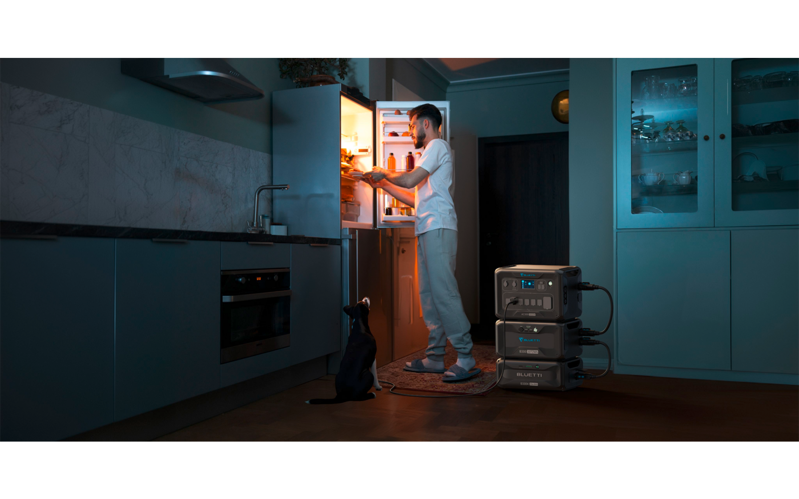 Personne debout dans une cuisine utilisant un smartphone