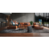 Salon moderne avec canapé en cuir marron, table basse et grandes fenêtres