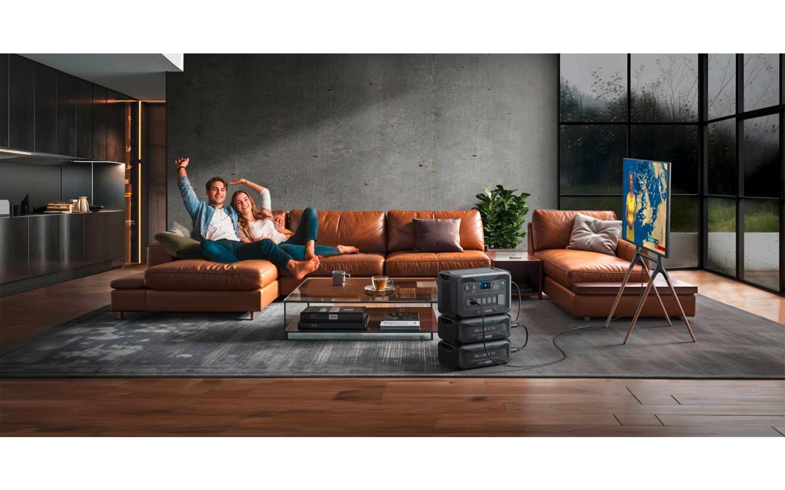 Salon moderne avec canapé en cuir marron, table basse et grandes fenêtres
