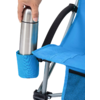 Hand hält eine Edelstahl-Thermosflasche im Becherhalter eines blauen Klappstuhls