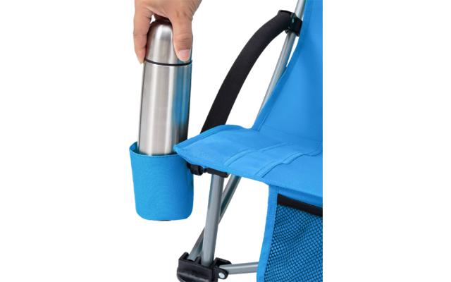 Hand hält eine Edelstahl-Thermosflasche im Becherhalter eines blauen Klappstuhls