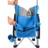 Blauer faltbarer Buggy von hinten, zwei Hände halten den Griff und zeigen auf ein Stofffach mit Netz und Becherhalter