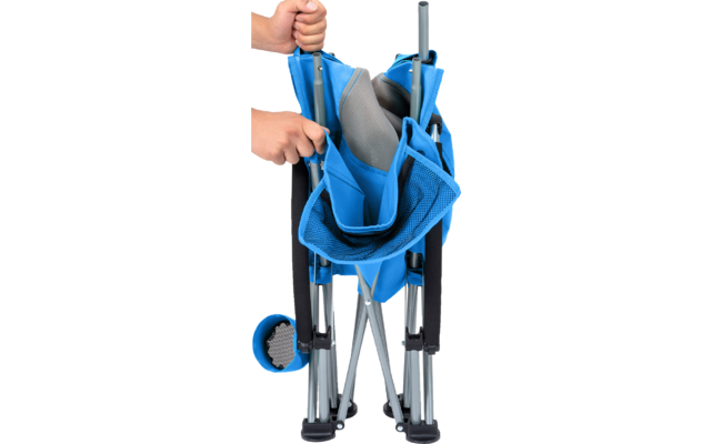 Zwei Hände falten einen zusammengeklappten blauen Buggy mit Metallgestell und sichtbaren Rädern vor weißem Hintergrund