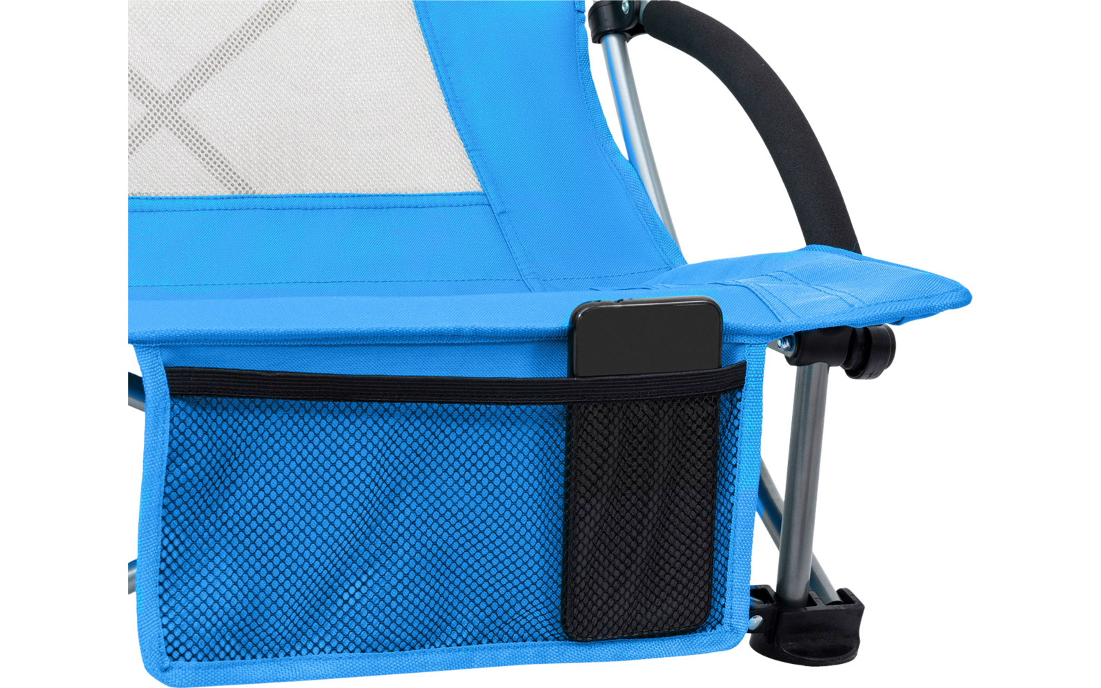 Blauer Klappstuhl mit silbernem Metallgestell, schwarzer gepolsterter Armlehne und schwarzer Netz-Ablagetasche mit teilweise sichtbarem schwarzem Smartphone; weißer Hintergrund