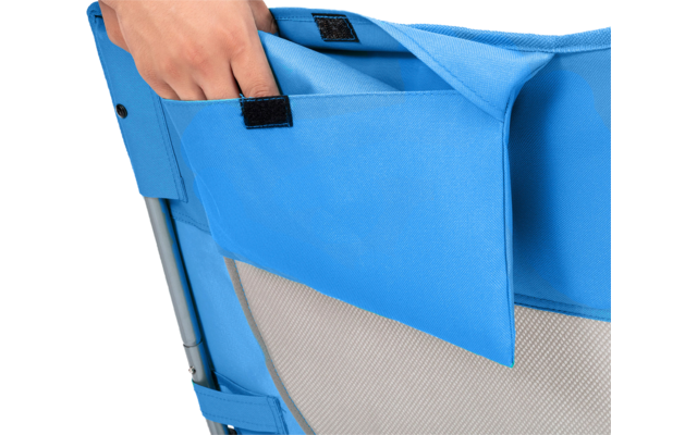 Hand in Tasche an der blauen Rückenlehne eines Stuhls mit Metallgestänge und grauem Netz