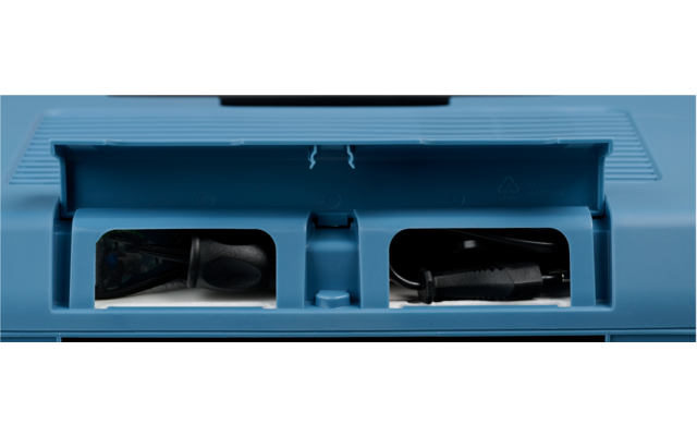 Blaues Kunststoffgehäuse mit zwei nebeneinander liegenden rechteckigen Öffnungen; links ein schwarzes gebogenes Kunststoffteil und ein dunkles Metallstück, rechts ein schwarzes flaches Band; oben eine gerillte Fläche