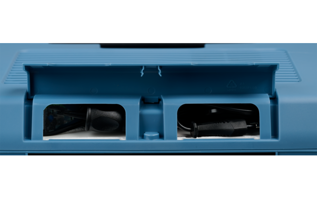 Boîtier en plastique bleu avec deux ouvertures rectangulaires adjacentes ; à gauche une pièce en plastique noire courbée et un élément métallique sombre, à droite une sangle noire plate ; en haut une surface rainurée