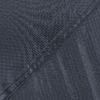 Donkerblauwe stof met een diagonale naad; links een rasterpatroon, rechts smalle verticale strepen