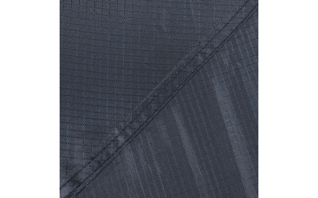 Donkerblauwe stof met een diagonale naad; links een rasterpatroon, rechts smalle verticale strepen