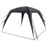 Open donkergrijs tentframe met vier gebogen steunpilaren, zichtbare framebuizen, oranje haringen en scheerlijnen op witte achtergrond