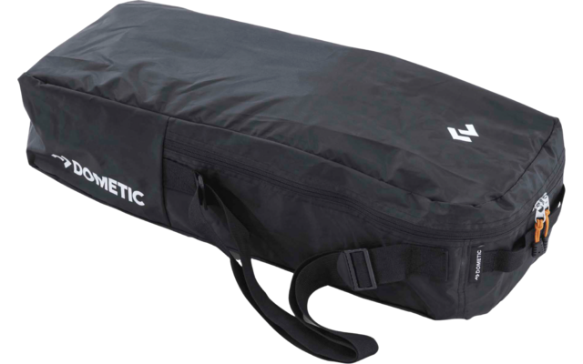 Zwarte rechthoekige stoffen tas met draaggreep, rits rondom, witte tekst "DOMETIC" op de zijkant, wit logo bovenop en oranje ritslip