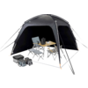 Vrijstaand zwart tent met open ingang; binnenin een opvouwbare houten tafel met een waterkoker en een mok en twee vouwstoelen; links drie opgestapelde boxen; tentstokken en scheerlijnen met oranje punten