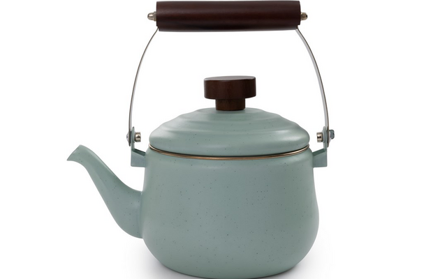 Blauer Teekessel mit braunem Griff und Deckelknauf, auf weißem Hintergrund