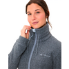 Junge Frau mit dunklen Haaren trägt einen grauen Outdoor-Pullover mit Reißverschluss