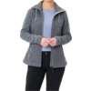 Frau mit grauer Jacke und blauer Bluse, die Hände vor dem Bauch zusammenhält